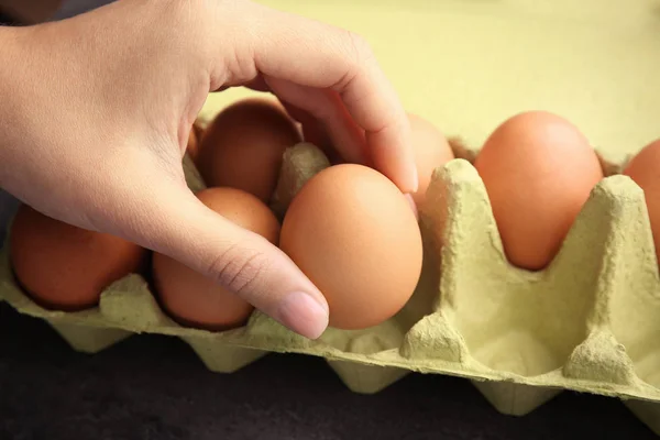 Γυναίκα λήψη ωμό αυγό — Φωτογραφία Αρχείου
