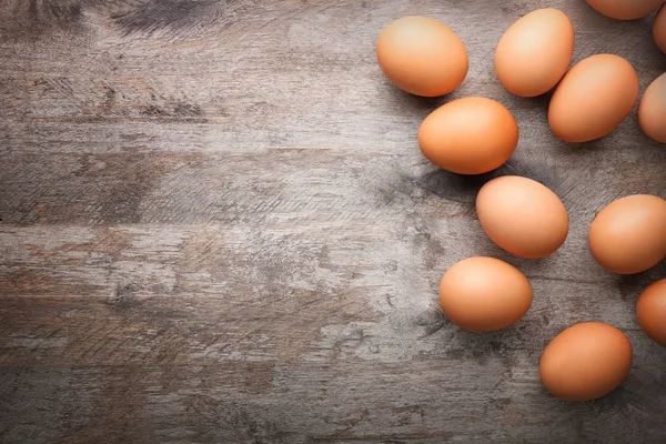 Сирі яйця на сірому — стокове фото