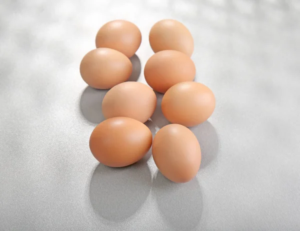 Råa ägg på grå — Stockfoto