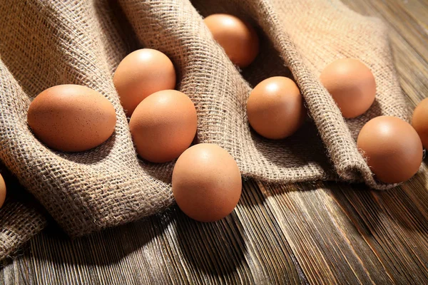 Сирі яйця на мішковині — стокове фото