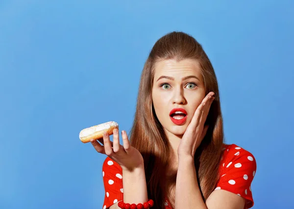 Mulher com saboroso donut — Fotografia de Stock