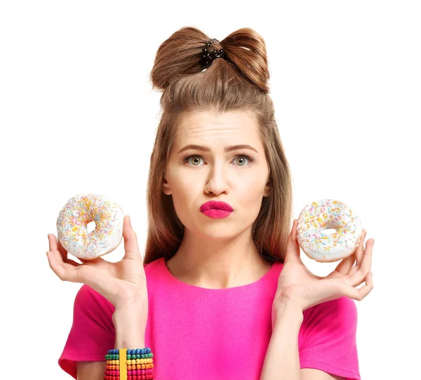 흰색 바탕에 맛 있는 도넛으로 재미 있는 젊은 여자 — 스톡 사진