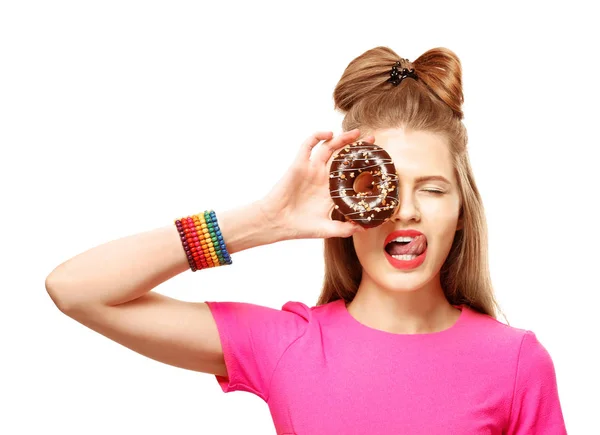Rolig ung kvinna med välsmakande donut på vit bakgrund — Stockfoto