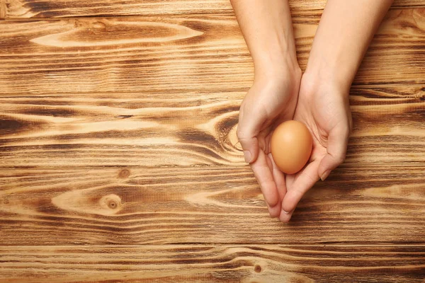 Kobiecych rąk z jajkiem — Zdjęcie stockowe