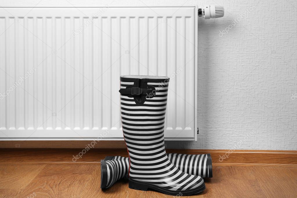 Heating radiator with rubber boots