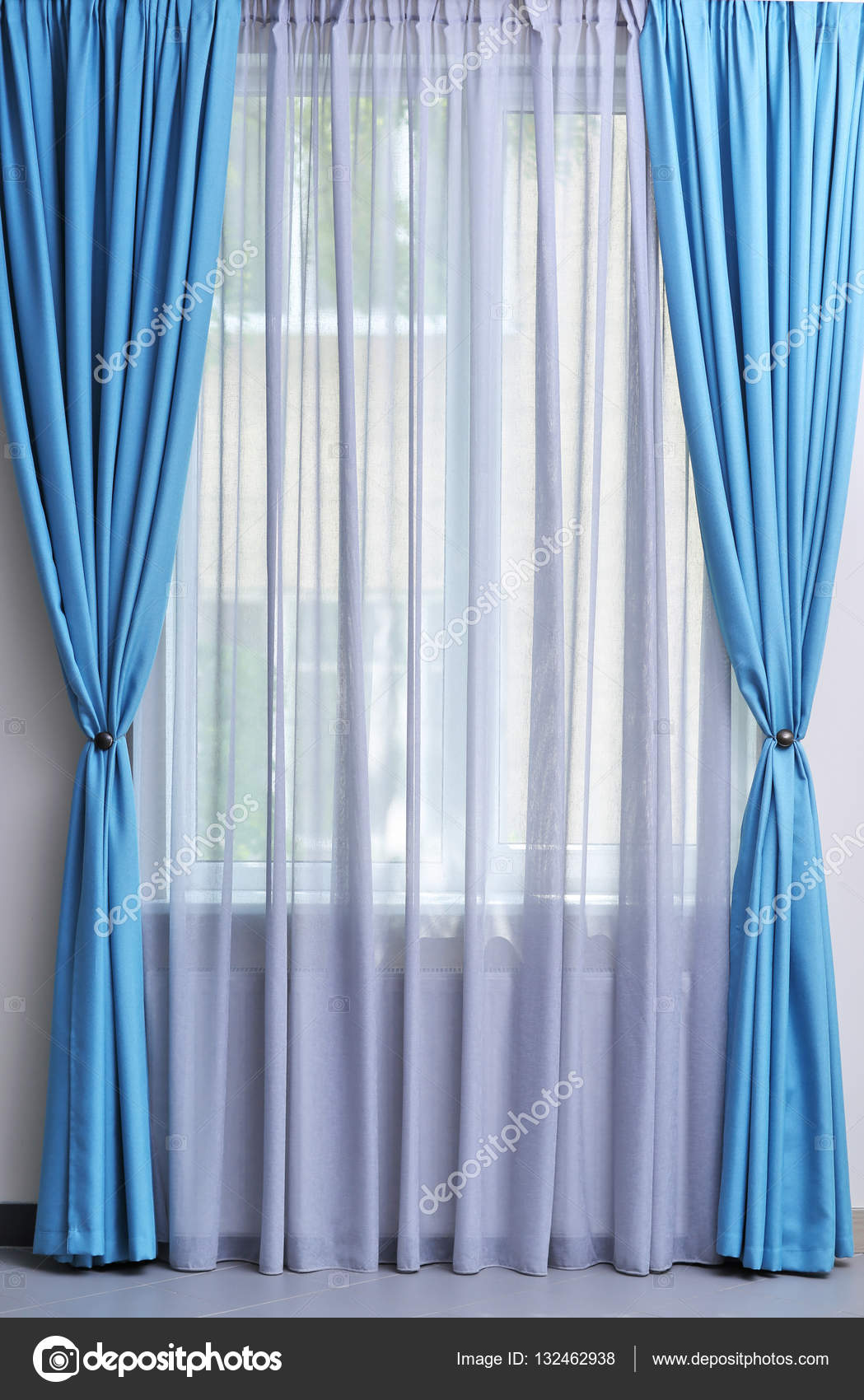 witte en blauwe gordijnen — Stockfoto © belchonock #132462938 witte en blauwe gordijnen — Stockfoto © belchonock #132462938