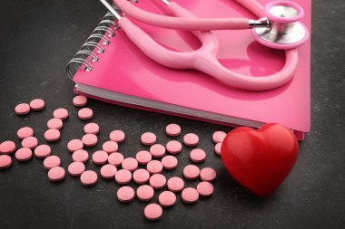 Defter, stetoskop, kırmızı kalp 