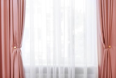 Oda pencere perdeleri ile