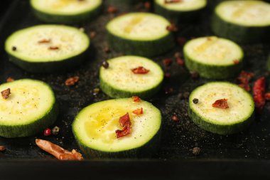 Tepsi pişirme üzerinde kabak dilimleri