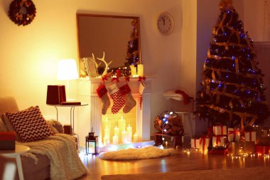 Noel için dekore edilmiş Şömineli Oda