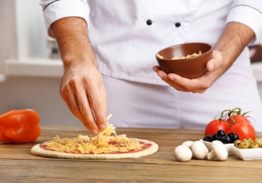 Erkek hazırlanıyor pizza eller