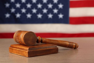 Yargıç tokmak ve Duvarcı