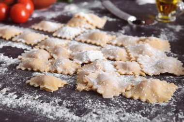 Masada pişmemiş mantı  