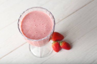 Bir bardak çilekli kokteyl.   