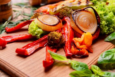 Ahşap kesme tahtası üzerinde ızgara sebze