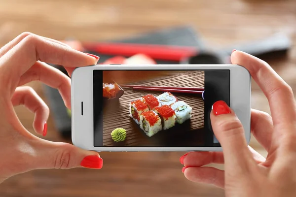 Kvinnan Tar Foto Välsmakande Sushi Set — Stockfoto