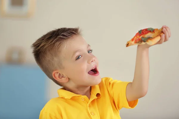 Roztomilý chlapec jíst pizzu — Stock fotografie