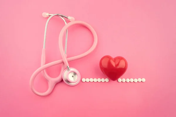 Stetoskop, pigułki i czerwone serce — Zdjęcie stockowe