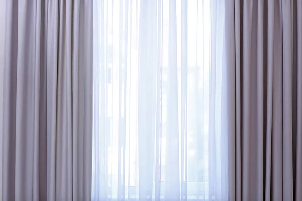 Ventana de habitación con cortinas — Foto de Stock