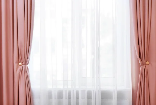 Zimmerfenster mit Vorhängen — Stockfoto
