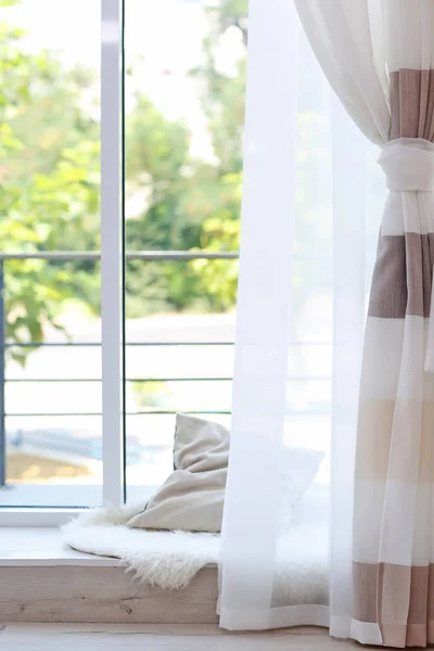 Rum fönster med färgglada gardiner — Stockfoto