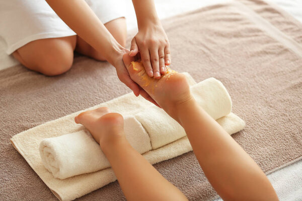 Руки массируют женские ноги
