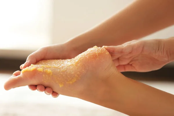 Wellness-Konzept. Hände massieren weiblichen Fuß mit Peeling — Stockfoto