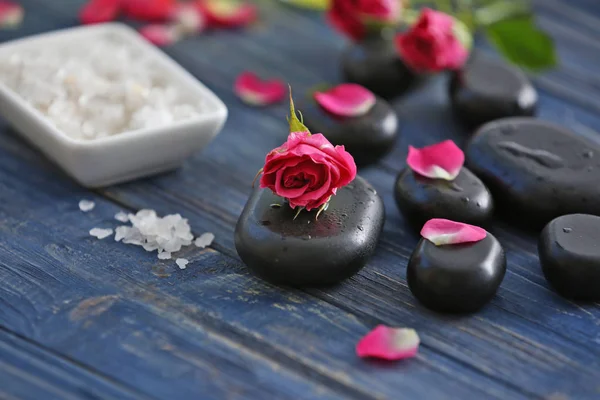 Spa pebbles and flowers — Stock Photo, Image