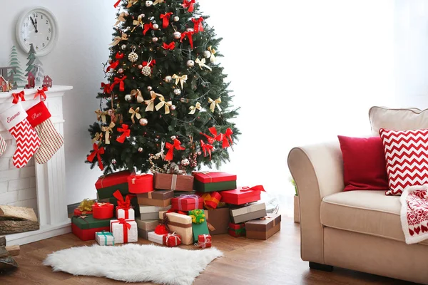 Geschmücktes Weihnachtszimmer — Stockfoto