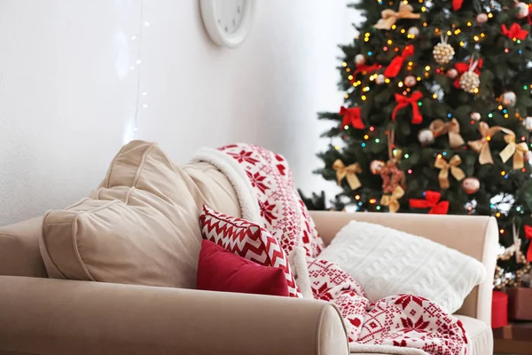 Dekoriertes Weihnachtszimmer mit gemütlicher Couch — Stockfoto