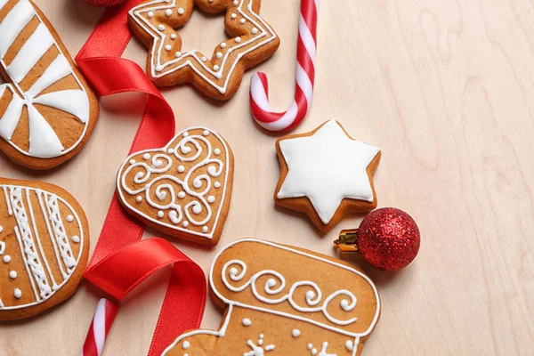 Lebkuchen und Weihnachtsdekoration — Stockfoto