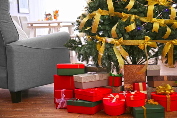Regali sotto l'albero di Natale — Foto Stock