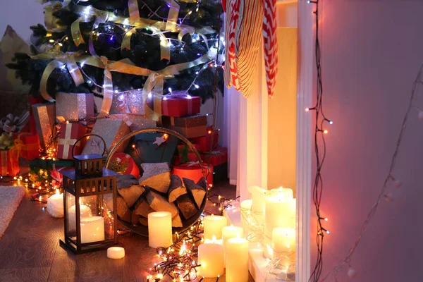 크리스마스 트리와 화려한 박스 — 스톡 사진