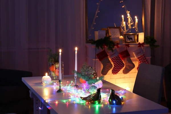 Tisch für Weihnachtsessen dekoriert — Stockfoto