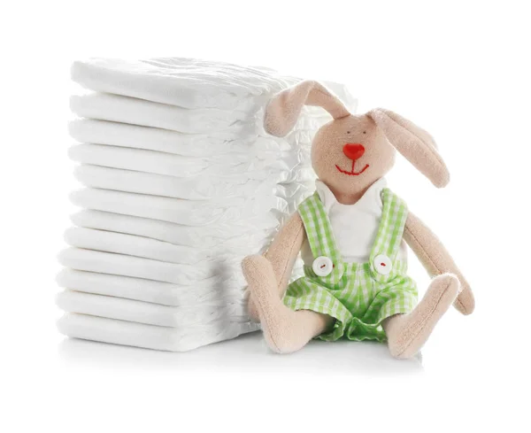 Pilha Fraldas Para Bebês Lebre Brinquedo Isolada Branco — Fotografia de Stock