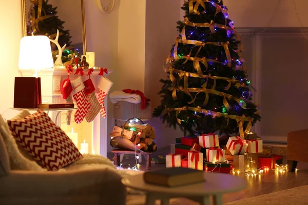 Quarto com lareira decorado para o Natal — Fotografia de Stock