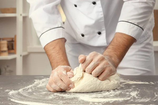 男性手の準備のパン生地のピザ — ストック写真