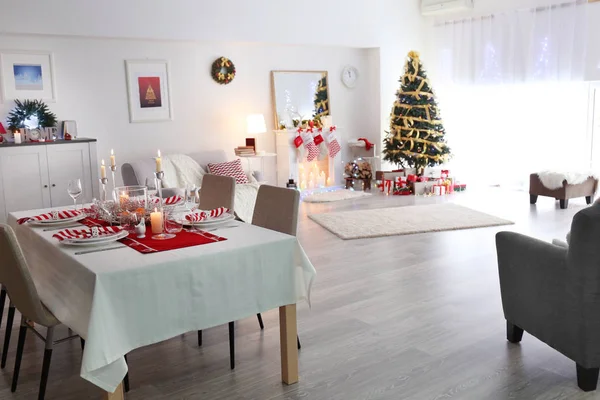 Mesa servida para la cena de Navidad — Foto de Stock