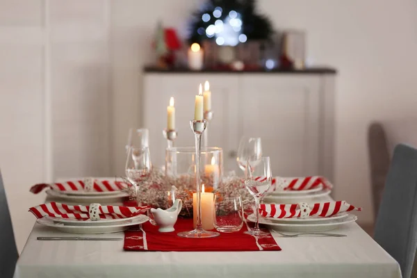 Mesa servida para jantar de Natal na sala de estar — Fotografia de Stock