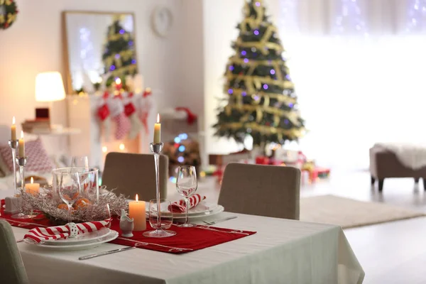 Table servie pour le dîner de Noël dans le salon — Photo