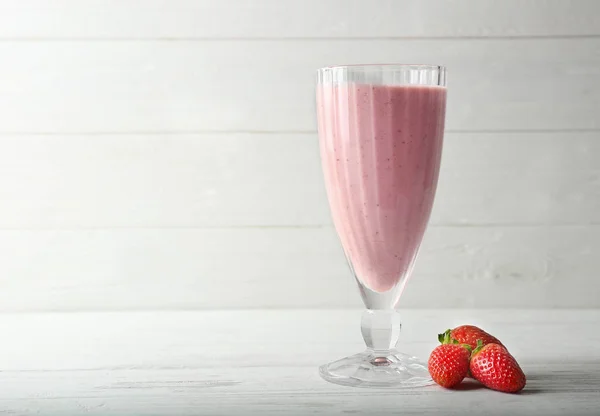 Glass of strawberry cocktail — Stock Photo, Image