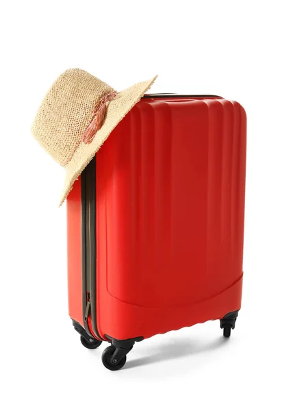Красный чемодан и шляпа — стоковое фото