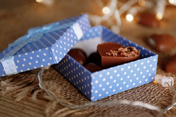 Krabice s čokoládovými srdíčky — Stock fotografie