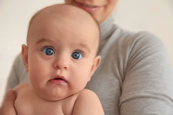 Vue rapprochée de bébé curieux mignon — Photo