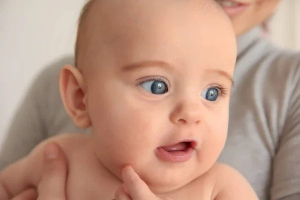 Vista da vicino del bambino carino curioso — Foto Stock