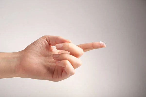 Ženská ruka s kontaktní čočky na prst — Stock fotografie