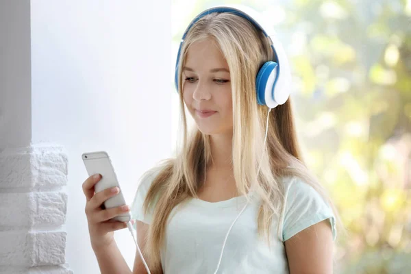 Carino adolescente ascoltare musica — Foto Stock