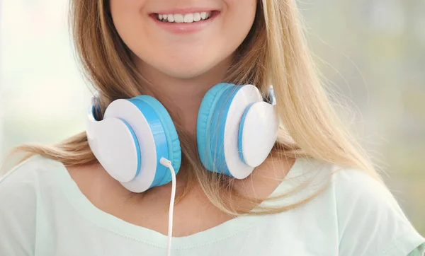 Cute teenager listening music — Stock Photo, Image