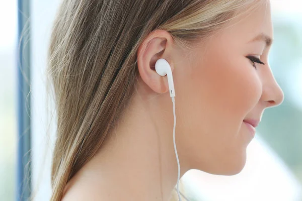 Niedlicher Teenager hört Musik — Stockfoto