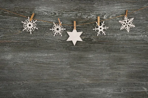 Jul dekoration hängande på rep — Stockfoto